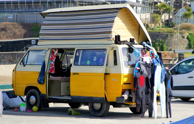 Perranporth, Cornwall, UK - Kwiecień 9 2018: Koloru żółtego VW lub VolksWage obraz royalty free Perranporth, Cornwall, UK - Kwiecień 9 2018: Koloru żółtego VW lub VolksWage obraz royalty free