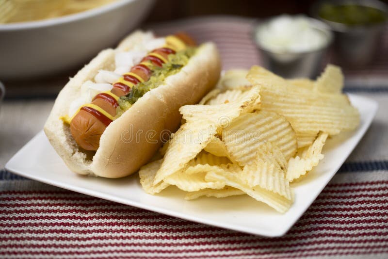 Perrito caliente del Veggie con las patatas a la inglesa imagenes de archivo Perrito caliente del Veggie con las patatas a la inglesa imagenes de archivo