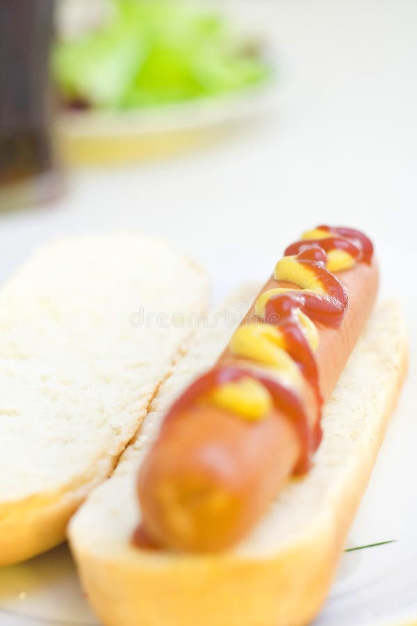 Perrito caliente delicioso de los alimentos de preparación rápida fotos de archivo libres de regalías Perrito caliente delicioso de los alimentos de preparación rápida fotos de archivo libres de regalías