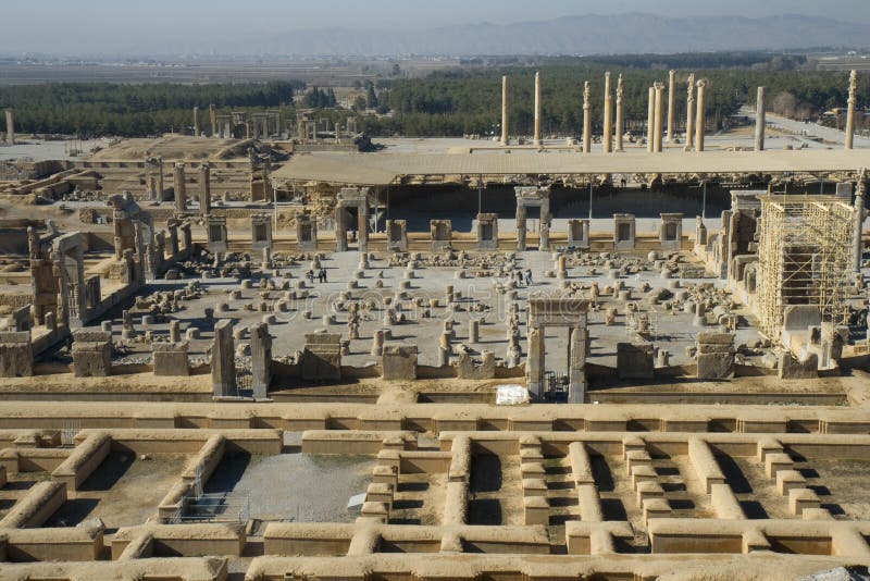 Persepolis, výhľad z kopca na palác 100 stĺpce, v pozadí vpravo je Apadana Palac, Palác Xerxes a palác Darius na ľavej strane.