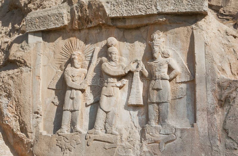 Perser gör till kung på stenlättnad av monumentet Taq-e Bostan i Iran Taq-e Bostan är vaggar lättnad från århundrade 4 royaltyfri bild Perser gör till kung på stenlättnad av monumentet Taq-e Bostan i Iran Taq-e Bostan är vaggar lättnad från århundrade 4 royaltyfri bild