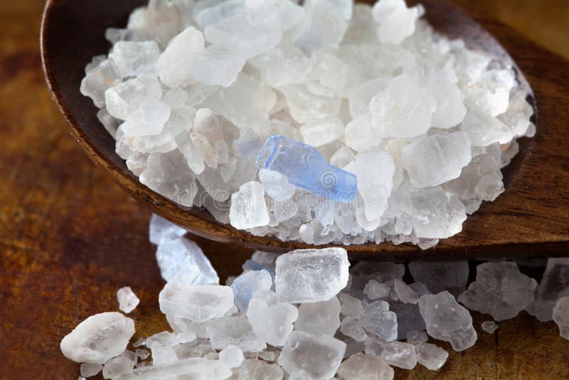Perserblått saltar den crystal makrosikten Mineralisk salthaltig natriumklorid från Semnan Iran Träsmaktillsats för organisk mat royaltyfri bild Perserblått saltar den crystal makrosikten Mineralisk salthaltig natriumklorid från Semnan Iran Träsmaktillsats för organisk mat royaltyfri bild