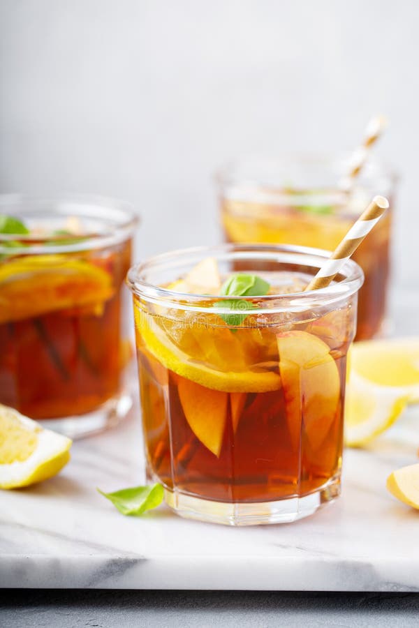 Persikor och citronis. Persikor och citron, sött, ikt te på en marmor yta