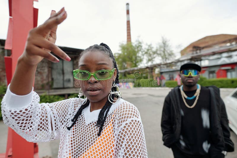 Persoana care arată cu ochelari verzi mari în mediul urban stock photos
