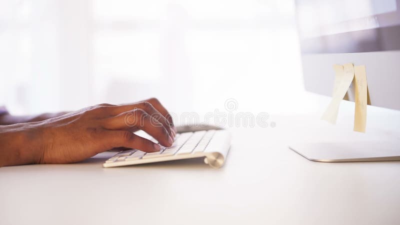 Persoană afro-americană care tastează pe tastatură stock footage