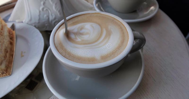 Persoană amestecând mâna ceașcă de cafea fierbinte. cafea proaspătă de dimineață aproape. timp invers stock video footage