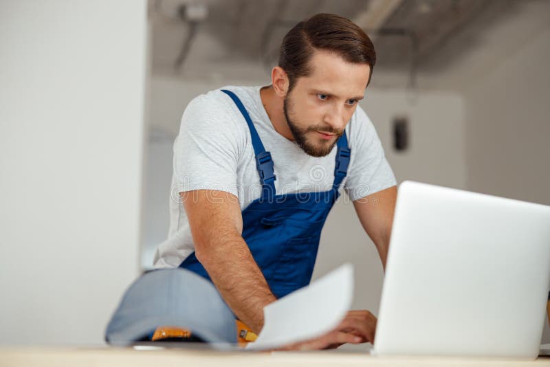 Persoană care oferă servicii profesionale specifice în ceea ce privește uzura profesională, care se bazează pe mâini și se uită la stock image