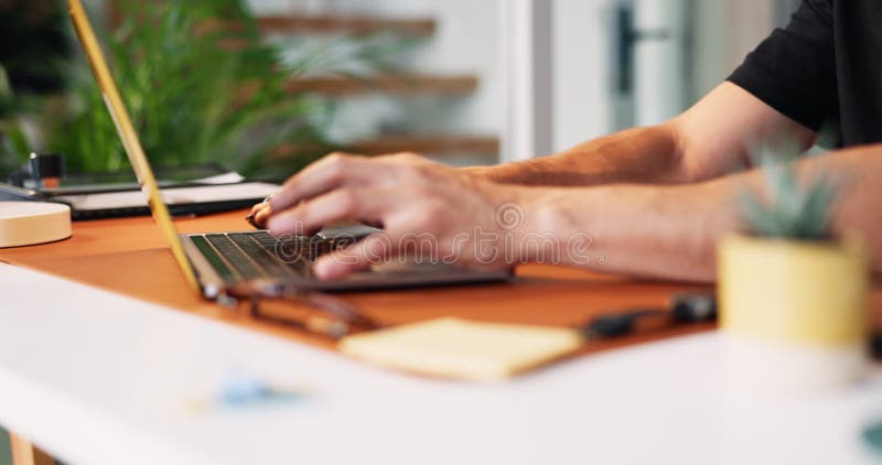 Persoană care scrie și scrie cu un laptop pentru jurnalism, pentru copywriting sau cercetare la birou. Închidere angajat firmă stock video footage