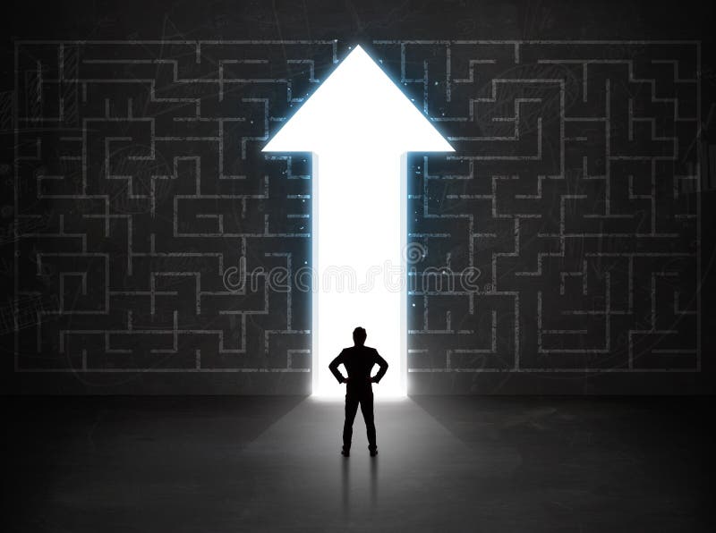 Persoană de afaceri care se uită la labirint cu săgeată soluție pe perete royalty free stock photo