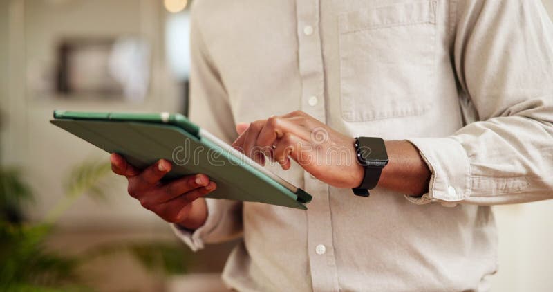 Persoană Office și mâini cu tabletă pentru actualizarea sau derularea software-ului designerului web pentru informare. Încheierea stock footage