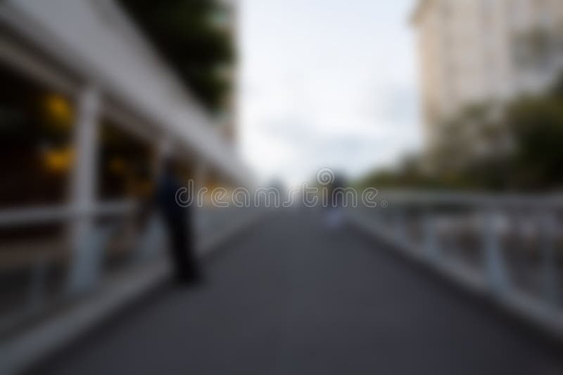 Person auf Fußgängerbrücke stockfoto