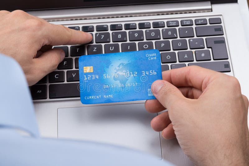Person With Credit Card Shopping en línea foto de archivo libre de regalías Person With Credit Card Shopping en línea foto de archivo libre de regalías