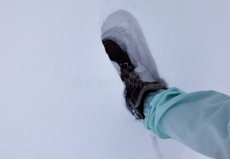 Person, die auf Schnee mit Lederstiefeln gehen und Winter cloathing lizenzfreie stockbilder Person, die auf Schnee mit Lederstiefeln gehen und Winter cloathing lizenzfreie stockbilder