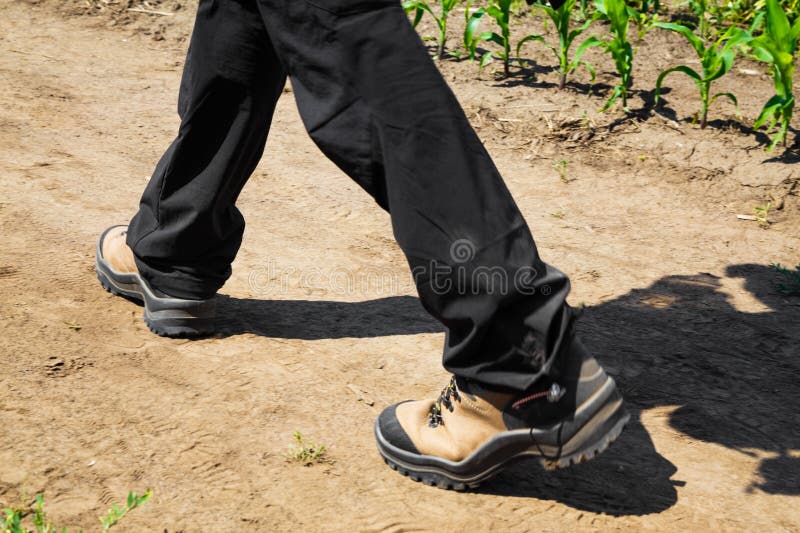 Person, die schwarze Hosen und Wanderstiefel trägt lizenzfreies stockfoto Person, die schwarze Hosen und Wanderstiefel trägt lizenzfreies stockfoto
