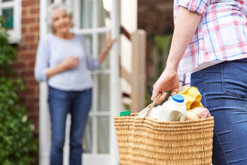 Person Doing Shopping For Elderly granne royaltyfri bild