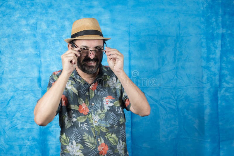 Person klädd som turist i blå bakgrund arkivbild
