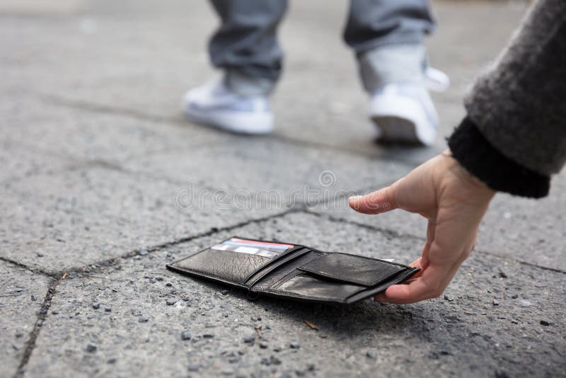Person Picking Up un portafoglio perso