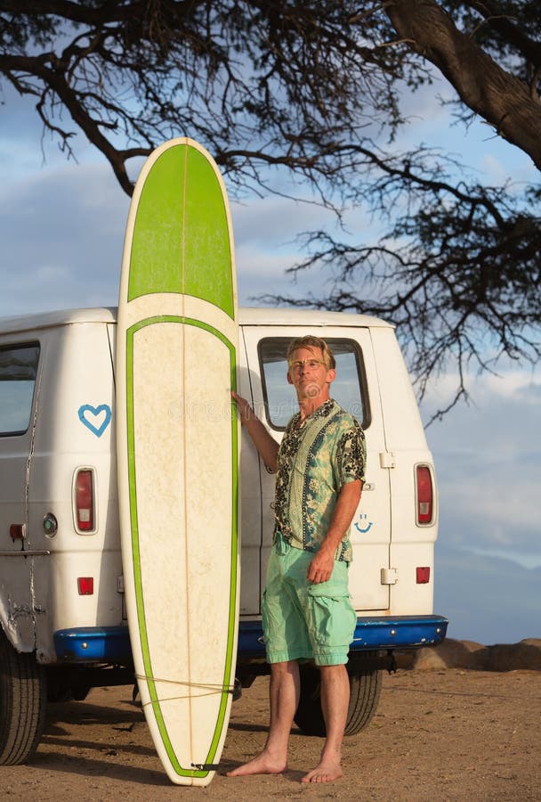 Person Posing avec la planche de surf images stock Person Posing avec la planche de surf images stock