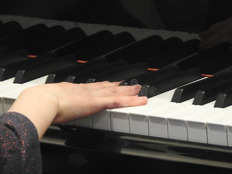 Person& x27; s Hand het Spelen Piano stock foto's Person& x27; s Hand het Spelen Piano stock foto's