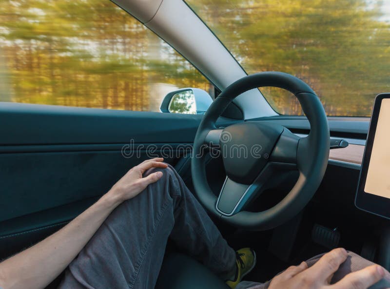 Person som använder en bil i autopilotfunktionsläge arkivbild Person som använder en bil i autopilotfunktionsläge arkivbild
