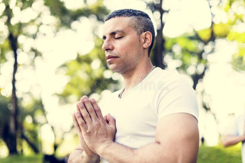 Person som gör yoga på parkera arkivfoto