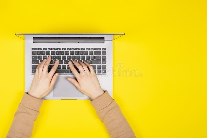 Sự kết hợp giữa một Laptop màu vàng và một nền đen sẽ làm nổi bật bàn tay của bạn khi làm việc trên máy tính. Đây là lựa chọn hoàn hảo cho những người ưa thích sự đơn giản, đồng thời cũng giúp bạn trông chuyên nghiệp hơn. Khám phá hình ảnh ngay để cảm nhận sự khác biệt!