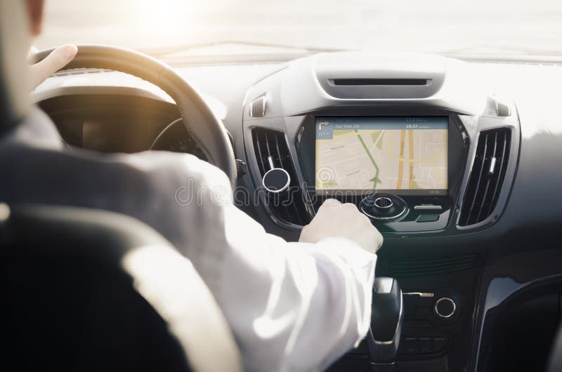 Persona che conduce un'automobile con navigazione di GPS fotografie stock Persona che conduce un'automobile con navigazione di GPS fotografie stock