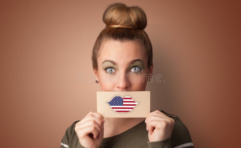 Persona che detiene una carta di bandiera USA immagini stock libere da diritti Persona che detiene una carta di bandiera USA immagini stock libere da diritti