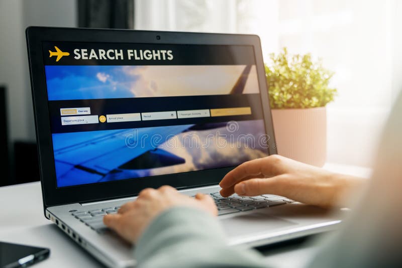 Persona che effettua prenotazioni online utilizzando un sito Internet nel laptop per la ricerca e la prenotazione di voli