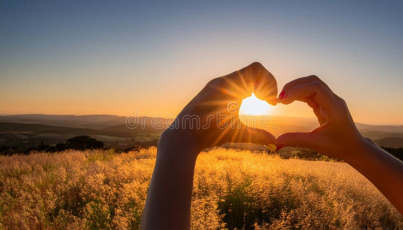 Persona che fa il cuore con le mani sopra il tramonto naturale. Gente felice. Silhouette royalty illustrazione gratis