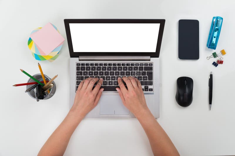 Persona che lavora sul portatile immagine stock
