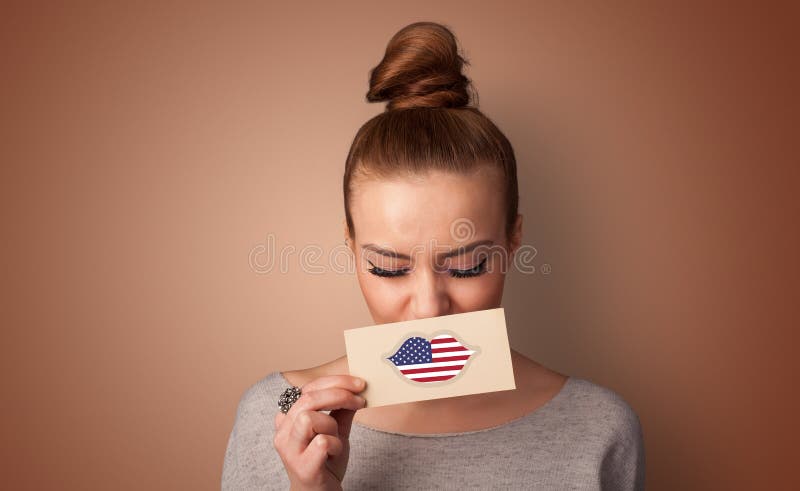 Persona che tiene la carta della bandiera di U.S.A. fotografie stock Persona che tiene la carta della bandiera di U.S.A. fotografie stock