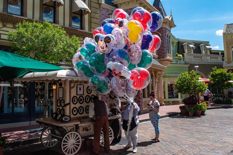 Persona che vende i palloni variopinti di Mickey nel regno magico a Walt Disney World immagini stock Persona che vende i palloni variopinti di Mickey nel regno magico a Walt Disney World immagini stock