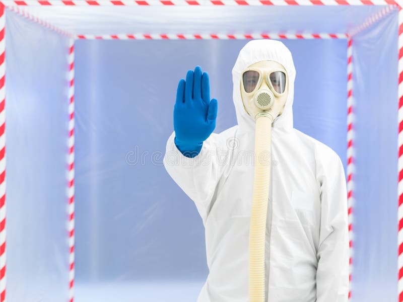 Persona con fermarsi della maschera antigas immagine stock libera da diritti Persona con fermarsi della maschera antigas immagine stock libera da diritti
