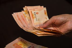 Persona Con Muchos Billetes Argentinos De Mil Pesos En La Mano Foto De 
