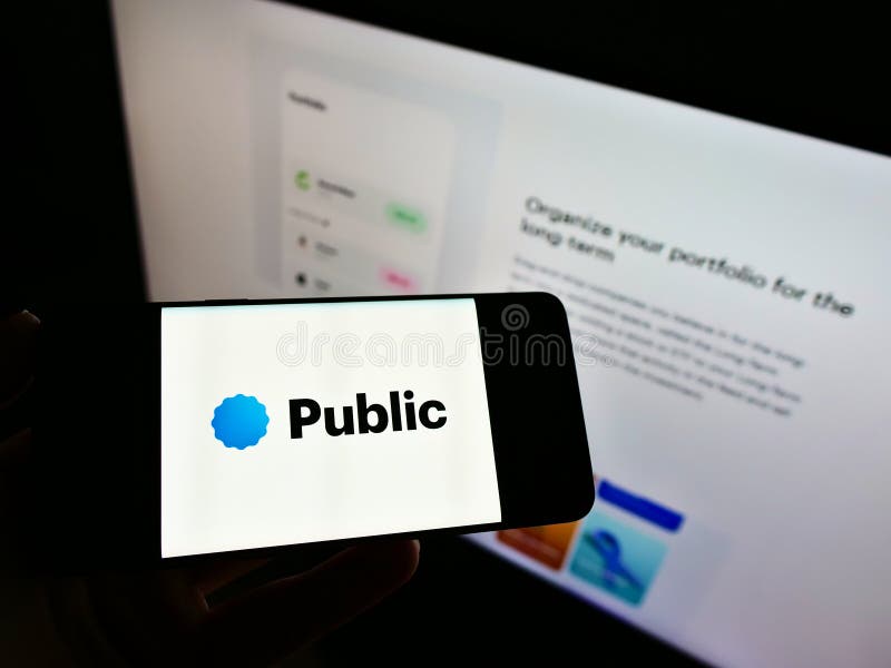 Persona con teléfono móvil con logotipo de plataforma de inversión pública com propiedad pública inc en pantalla con página web. imágenes de archivo libres de regalías