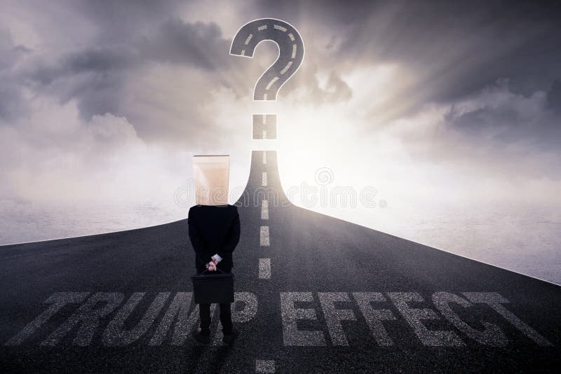 Persona di affari con testo di effetto di Trump alla via fotografia stock Persona di affari con testo di effetto di Trump alla via fotografia stock