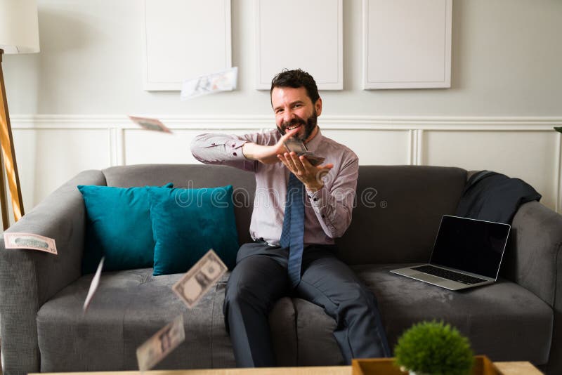 Persona emozionata pronta a spendere soldi fotografie stock