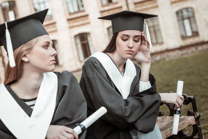 Persona femminile castana di ribaltamento che è in profondità nei pensieri immagine stock Persona femminile castana di ribaltamento che è in profondità nei pensieri immagine stock