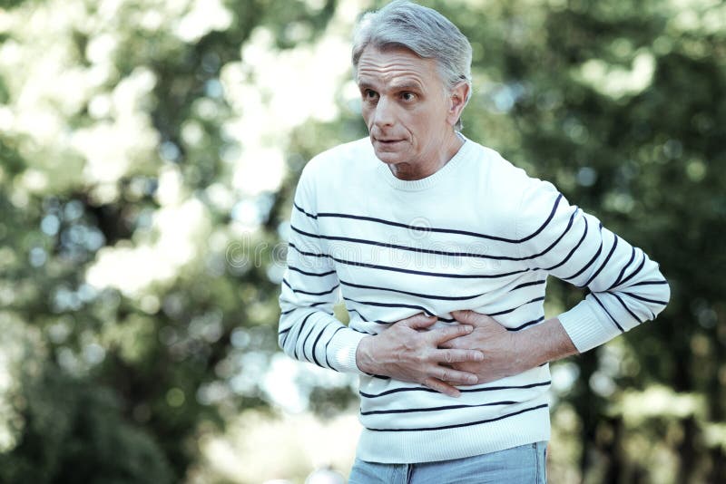 Persona masculina sorprendida que toca su cuerpo fotos de archivo libres de regalías Persona masculina sorprendida que toca su cuerpo fotos de archivo libres de regalías