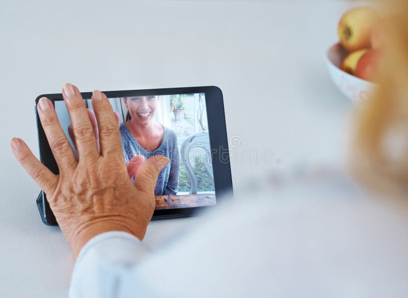 Persona mayor de mano y pantalla telefónica para videollamadas con comunicación familiar o servicio en línea al momento de la jubi imagen de archivo