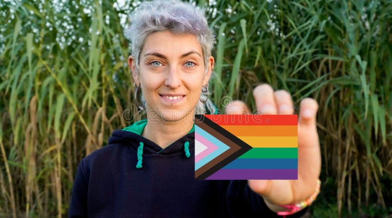 Persona No Binaria Reclama Identidad De Género Con Una Bandera Lgbt Imagen De Archivo Imagen 