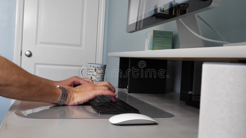 Persona que escribe en el teclado trabajando desde casa en el camión lateral de la computadora