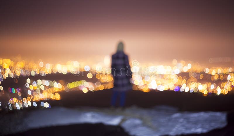 Persona que mira la ciudad, defocused fotografía de archivo Persona que mira la ciudad, defocused fotografía de archivo