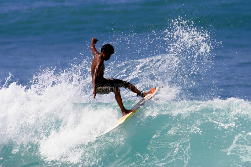 Persona que practica surf adolescente que practica surf imagen de archivo Persona que practica surf adolescente que practica surf imagen de archivo