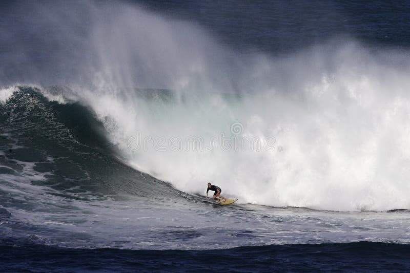 Persona que practica surf de la bahía de Waimea foto de archivo libre de regalías Persona que practica surf de la bahía de Waimea foto de archivo libre de regalías