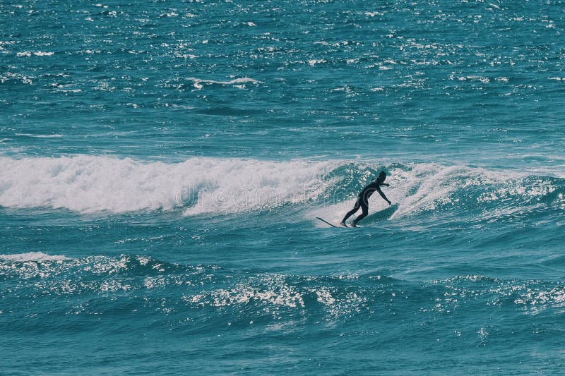 Persona que practica surf de sexo masculino en el océano, concepto del fondo del verano imágenes de archivo libres de regalías Persona que practica surf de sexo masculino en el océano, concepto del fondo del verano imágenes de archivo libres de regalías