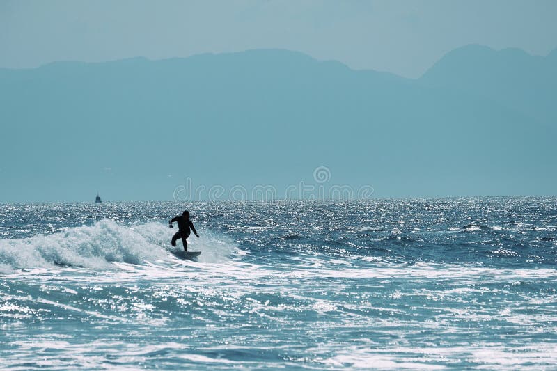 Persona que practica surf de sexo masculino en el océano, concepto del fondo del verano imagen de archivo Persona que practica surf de sexo masculino en el océano, concepto del fondo del verano imagen de archivo