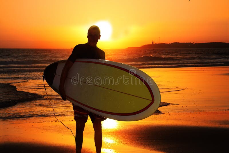 Persona que practica surf del ocaso imagen de archivo libre de regalías Persona que practica surf del ocaso imagen de archivo libre de regalías