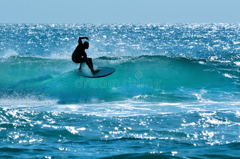 Persona que practica surf en el paraíso Gold Coast Australia de las personas que practica surf